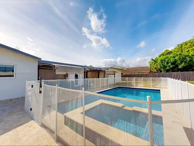 700 NW 9th Ct, Hallandale Beach FL 33009