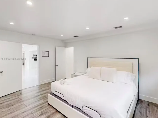 700 NW 9th Ct, Hallandale Beach FL 33009