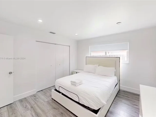 700 NW 9th Ct, Hallandale Beach FL 33009