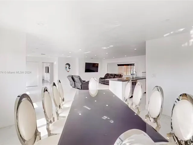 700 NW 9th Ct, Hallandale Beach FL 33009