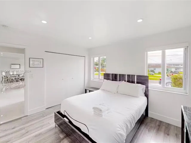 700 NW 9th Ct, Hallandale Beach FL 33009