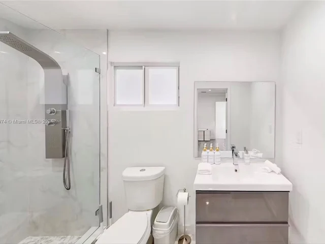 700 NW 9th Ct, Hallandale Beach FL 33009