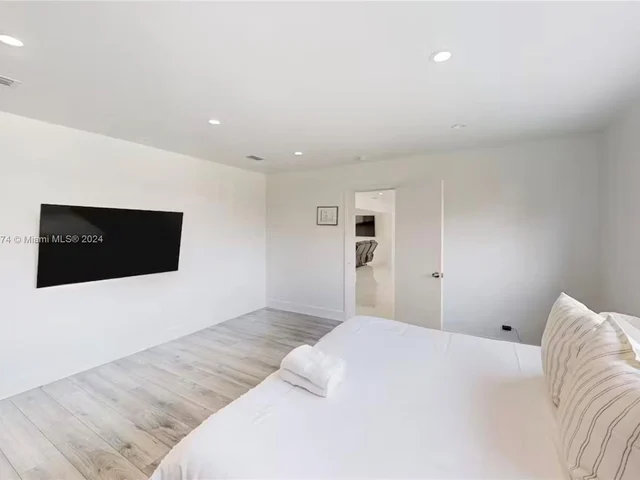 700 NW 9th Ct, Hallandale Beach FL 33009