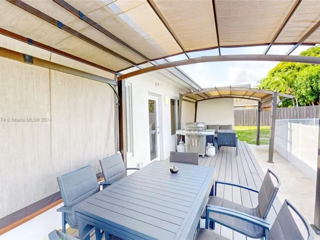 700 NW 9th Ct, Hallandale Beach FL 33009