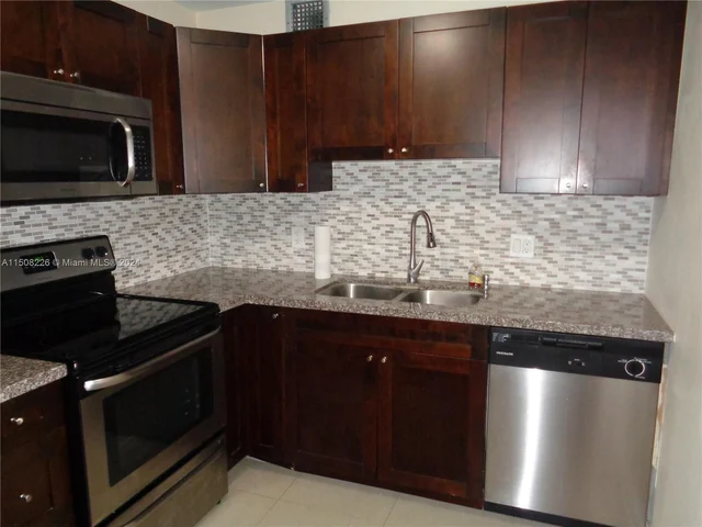 13450 SW 3rd St # 113D, Pembroke Pines FL 33027