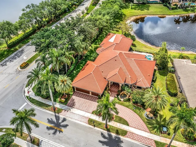 2560 Mayfair Ln, Weston FL 33327