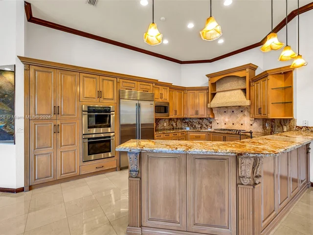 2560 Mayfair Ln, Weston FL 33327