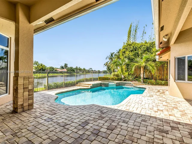 2560 Mayfair Ln, Weston FL 33327