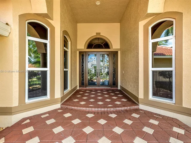 2560 Mayfair Ln, Weston FL 33327