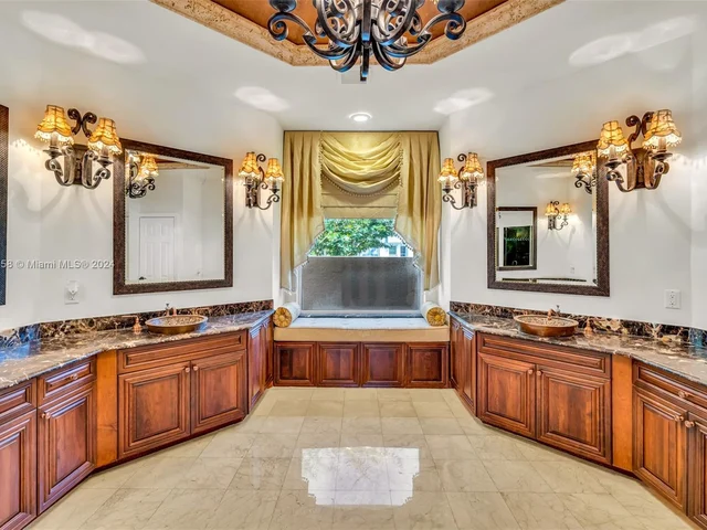 2560 Mayfair Ln, Weston FL 33327