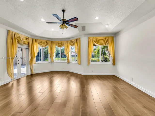 2560 Mayfair Ln, Weston FL 33327