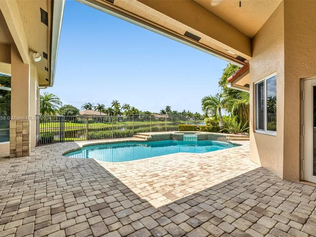 2560 Mayfair Ln, Weston FL 33327