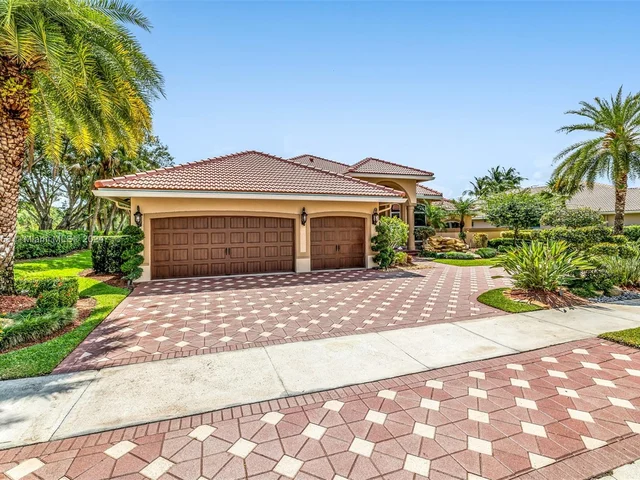 2560 Mayfair Ln, Weston FL 33327