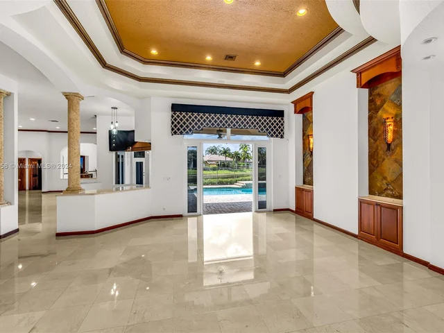 2560 Mayfair Ln, Weston FL 33327