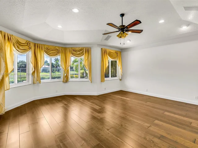 2560 Mayfair Ln, Weston FL 33327