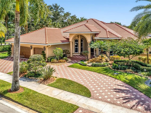 2560 Mayfair Ln, Weston FL 33327