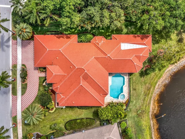 2560 Mayfair Ln, Weston FL 33327