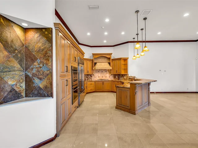 2560 Mayfair Ln, Weston FL 33327