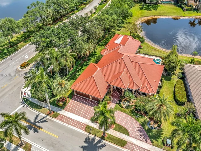 2560 Mayfair Ln, Weston FL 33327