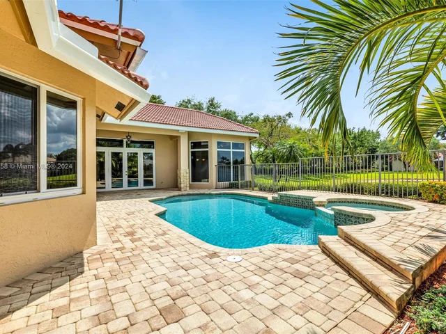 2560 Mayfair Ln, Weston FL 33327