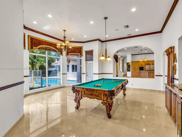 2560 Mayfair Ln, Weston FL 33327