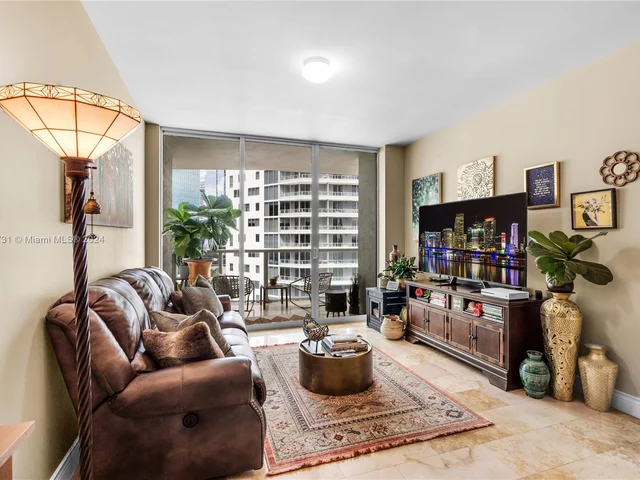 218 SE 14th St # 1904, Miami FL 33131