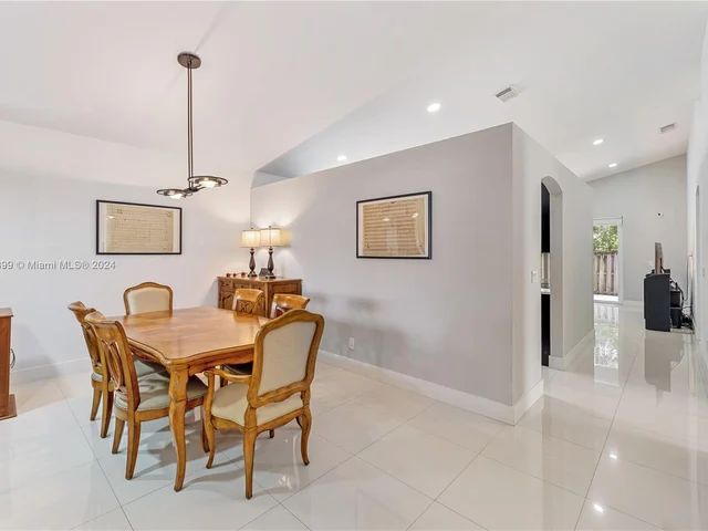 1509 SW 105th Ave, Pembroke Pines FL 33025