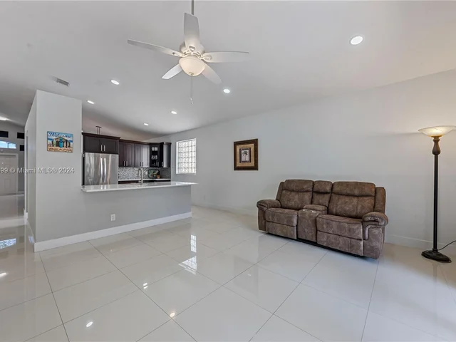 1509 SW 105th Ave, Pembroke Pines FL 33025