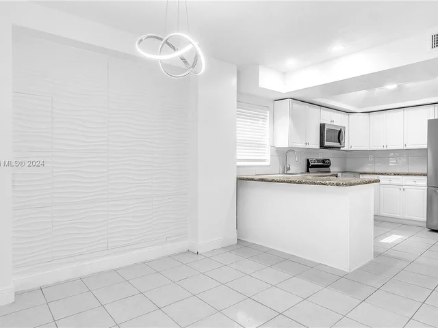 2 Meacham Ln, Tamarac FL 33319