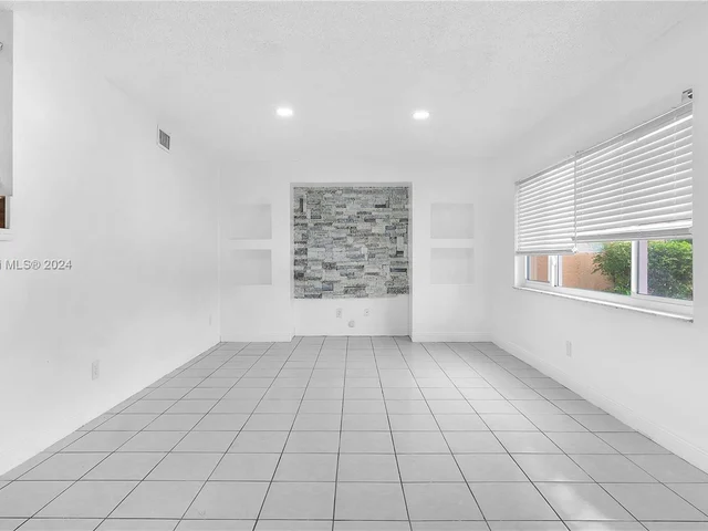 2 Meacham Ln, Tamarac FL 33319