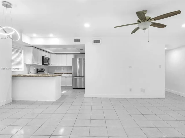 2 Meacham Ln, Tamarac FL 33319