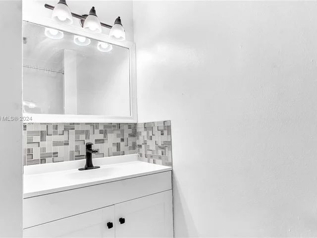 2 Meacham Ln, Tamarac FL 33319