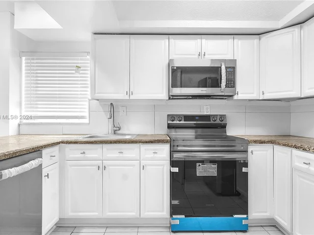 2 Meacham Ln, Tamarac FL 33319