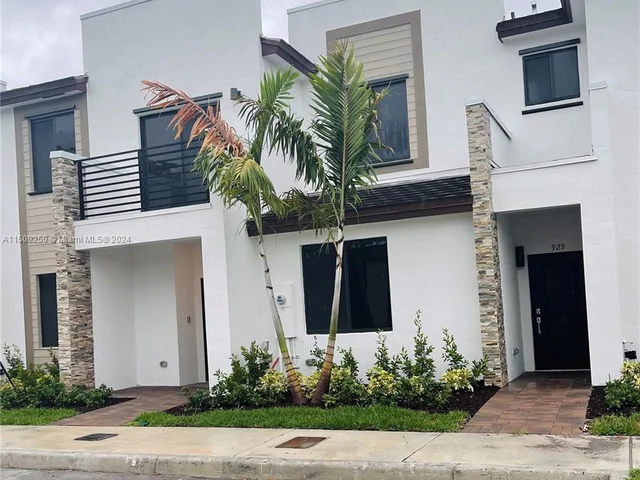 929 NE 211th St, Miami FL 33179