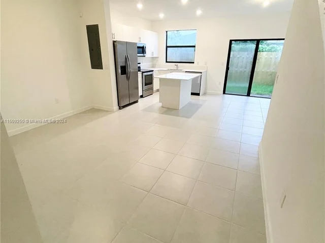 929 NE 211th St, Miami FL 33179