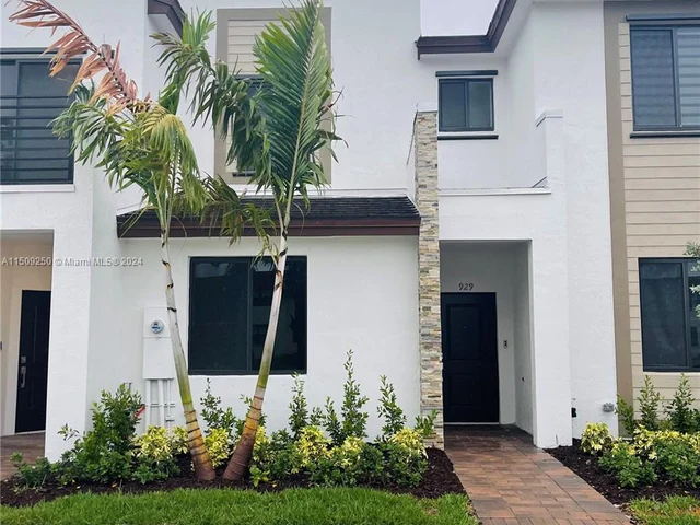 929 NE 211th St, Miami FL 33179