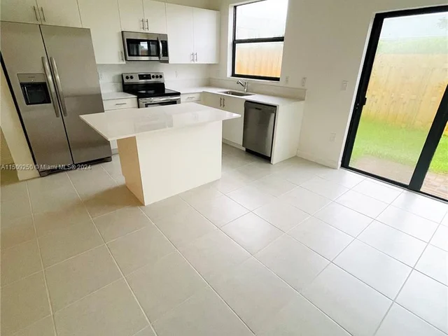 929 NE 211th St, Miami FL 33179