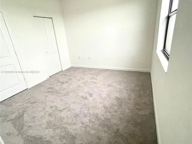 929 NE 211th St, Miami FL 33179