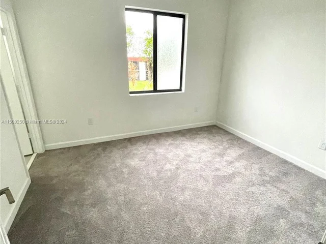 929 NE 211th St, Miami FL 33179