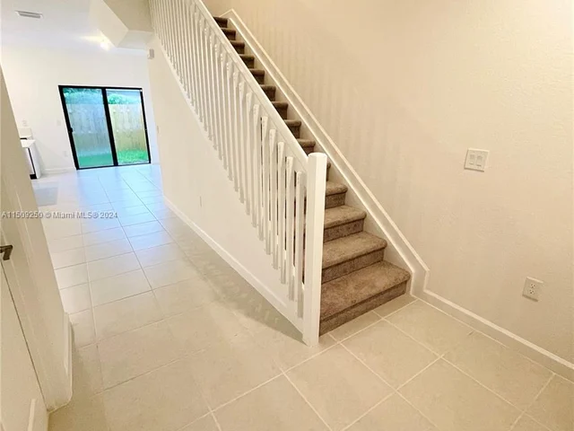 929 NE 211th St, Miami FL 33179