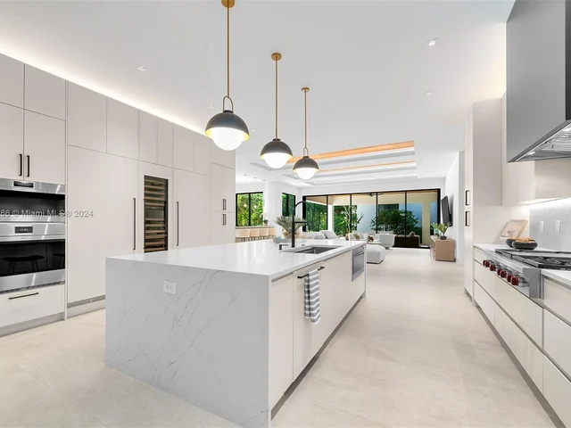 5996 SW 102nd St, Pinecrest FL 33156