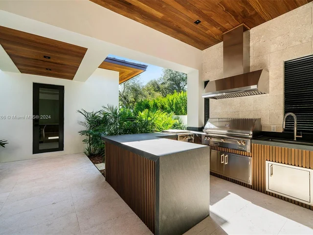 5996 SW 102nd St, Pinecrest FL 33156