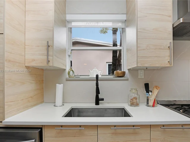 927 N 14th Ave, Hollywood FL 33020