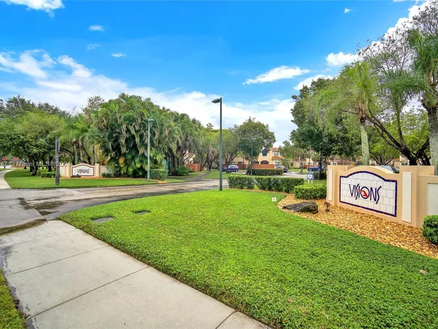 549 Racquet Club Rd # 31, Weston FL 33326