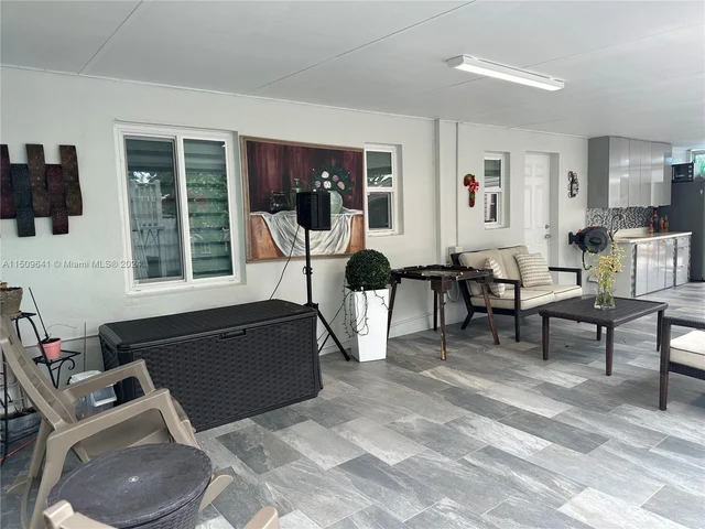 14901 Polk St, Miami FL 33176