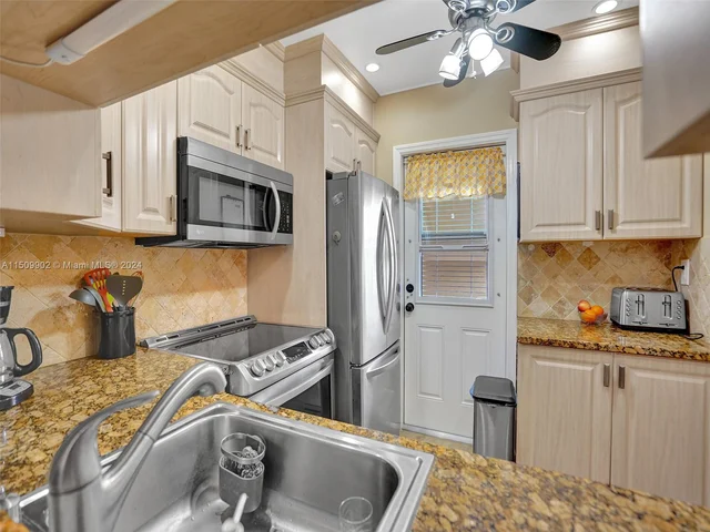 4806 NW 36th St # 501, Lauderdale Lakes FL 33319