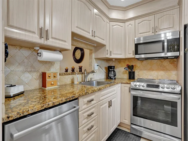 4806 NW 36th St # 501, Lauderdale Lakes FL 33319