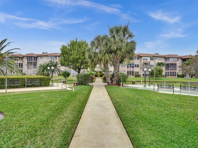 4806 NW 36th St # 501, Lauderdale Lakes FL 33319