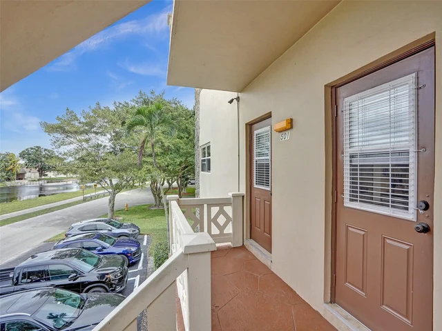 4806 NW 36th St # 501, Lauderdale Lakes FL 33319