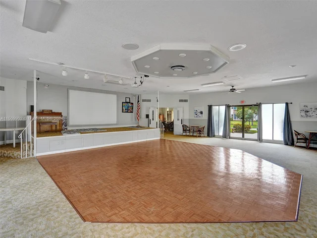 4806 NW 36th St # 501, Lauderdale Lakes FL 33319